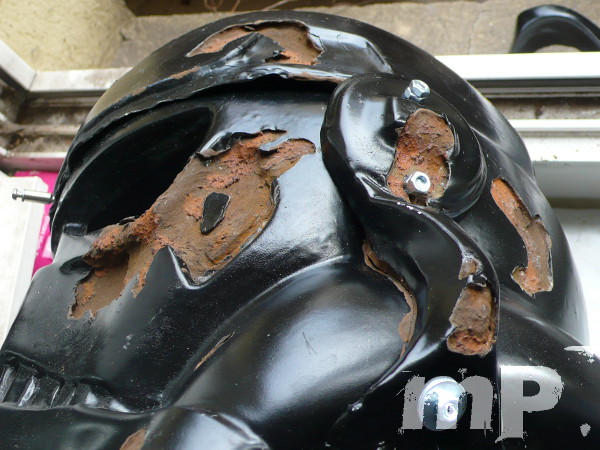 Ohr am Helm fixiert