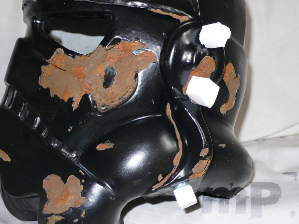Schraubenabdeckungen am Helm