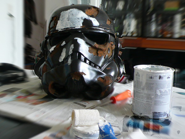 Helm mit weisser Hand